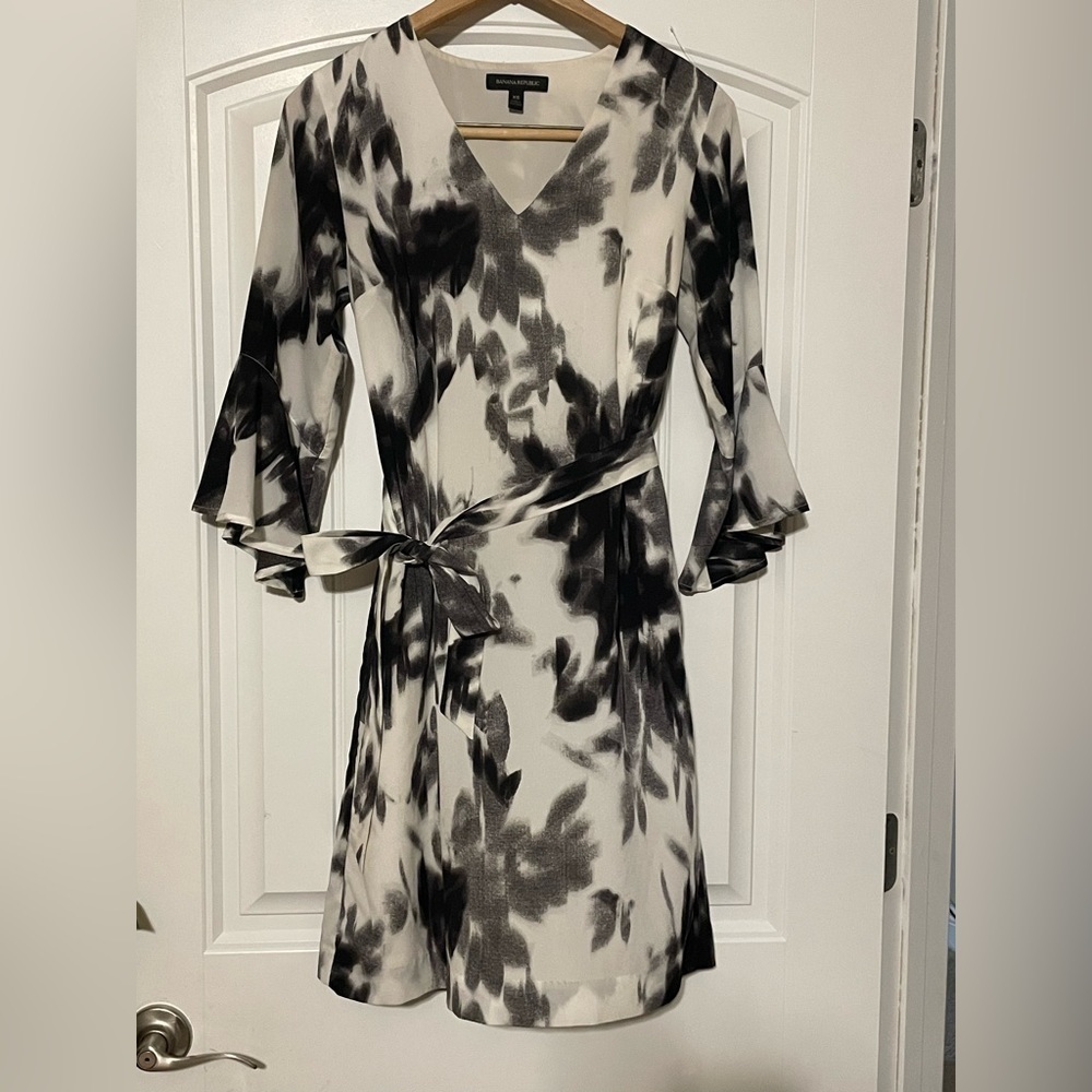 Banana Republic Black & White Graphics V-neck Bell Sleeve Dress Size XS